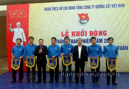 Lãnh đạo Tổng Công ty Đường sắt Việt Nam và lãnh đạo Đoàn khối Doanh nghiệp Trung ương trao cờ lưu niệm cho các đơn vị doàn ngành Đường sắt Việt Nam.